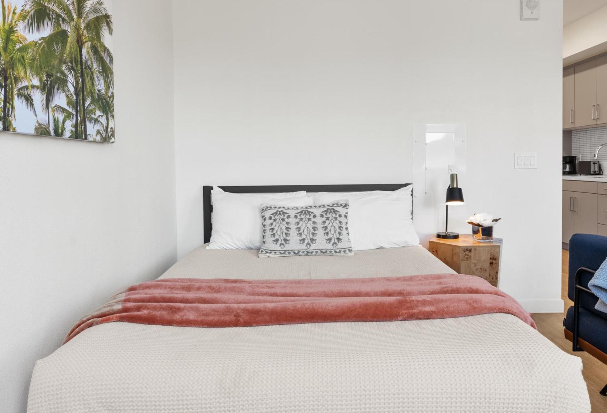 Bright Studio On Sunset Blvd Pool, Parking, Gym — Photos 1